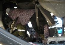 Eingeklemmte Person im Unfallwrack