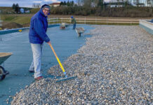 Bekiesung am Dach des neuen Feuerwehrhauses
