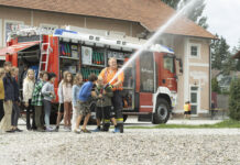Begeisterte Kinder bei Feuerwehr